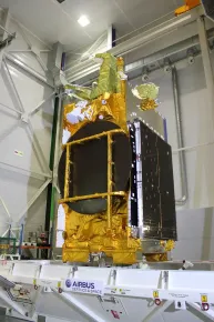 El satélite EUTELSAT 3B justo antes de ser cargado en el contenedor para su traslado a Long Beach, California