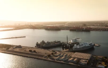 Operações pré-lançamento do satélite EUTELSAT 3B na instalação portuária da Sea Launch