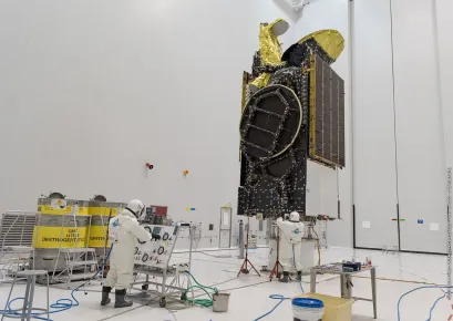 Un satellite EUTELSAT 65 West A en cours de ravitaillement dans l'installation de préparation des satellites S5 du Spaceport