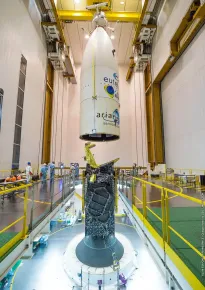 Satellite EUTELSAT 65 West A encapsulé à l'intérieur du cône de lancement