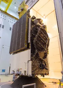 Le satellite EUTELSAT 65 West A en préparations finales au Centre Spatial (Kourou, Guyane Française) avant le lancement
