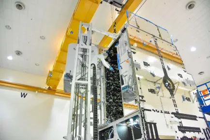 Satellite EUTELSAT 7C dans la salle blanche