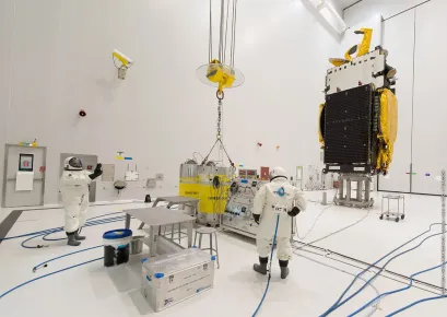 O satélite EUTELSAT 8 West B a ser abastecido em preparação para o lançamento no Ariane 5