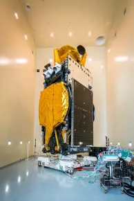 Satélite EUTELSAT 8 West B colocado na câmara de testes acústicos