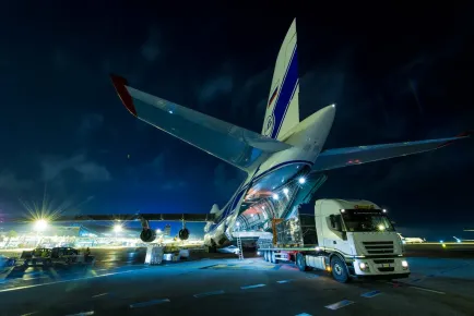 Remessa do satélite EUTELSAT 8 West B no aeroporto de Nice (França) para o porto espacial da Europa em Kourou (Guiana Francesa) num avião Antonov