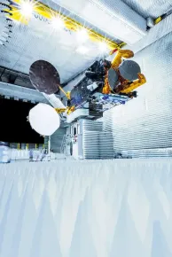 Satélite EUTELSAT 8 West B a ser testado na câmara anecóica da Thales Alenia Space (Cannes, França)