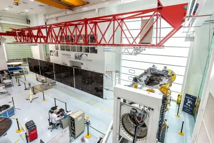 Satélite EUTELSAT 8 West B com asas totalmente estendidas em teste de implantação da matriz solar