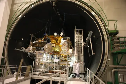 El satélite EUTELSAT 9B entrando en la cámara de vacío térmico para pruebas