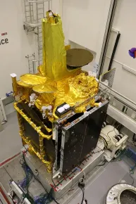 Satélite EUTELSAT 9B en la sala limpia