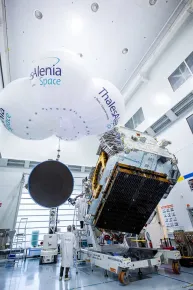 Satellite EUTELSAT KONNECT dans la salle blanche (site de fabrication de Thales Alenia Space à Cannes, France)
