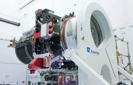 El satélite EUTELSAT QUANTUM en la sala limpia