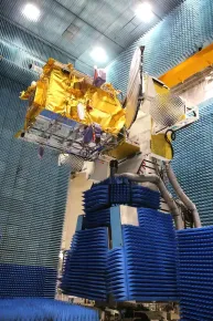 Satélite EUTELSAT QUANTUM en la instalación de prueba de antenas compactas en Airbus Defence and Space (Toulouse, Francia)