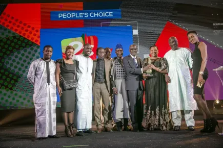 El Hadj Ndiaye (deuxième à droite), président-directeur général de 2Stv, remportant le People's Choice Award 2016 aux Eutelsat TV Awards 2016