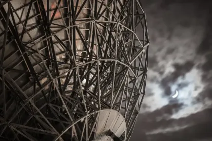 Acercamiento mejorado de una antena satelital por la noche en el telepuerto Eutelsat Skylogic Mediterraneo en Cagliari (Cerdeña)