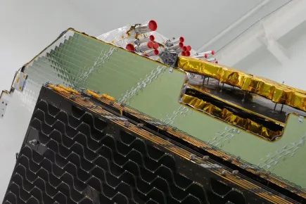 Gros plan amélioré du satellite EUTELSAT KONNECT dans la salle blanche (site de fabrication de Thales Alenia Space à Cannes, France)