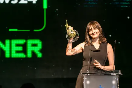 Enrica Toninelli, vice-directrice de Rai News 24, recevant le prix de l'actualité aux Eutelsat TV Awards 2015