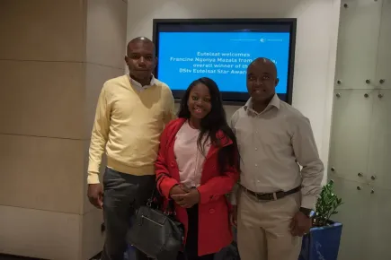 DE IZQUIERDA A DERECHA - Francesco Bwalya (hermano de Francine), Francine Mazala y Mwiika Malindima (Gerente de Relaciones Públicas de MultiChoice Zambia)