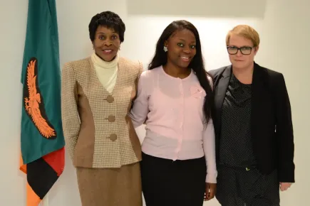 DE IZQUIERDA A DERECHA - La Sra. Philomena Kachesa (Encargada de Negocios en la Embajada de Zambia), Francine Mazala (ganadora del ensayo de los Premios DSTV Eutelsat Star) y Astrid Le Hetet (Comunicaciones Corporativas, Eutelsat)