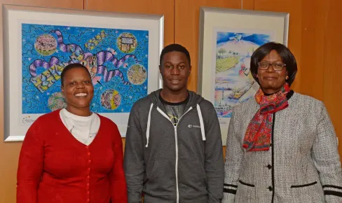 DA DIREITA - A Sua Excelência Embaixadora Sra. Rudo Mabel Chitiga com Joseph Mahiya, vencedor dos Prémios DStv Eutelsat Star Awards 2014, e a sua mãe Dija Sabiti na sede da Eutelsat em Paris (França)