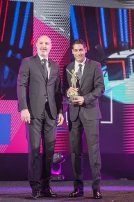Fares Sayegh (à droite), directeur général de Roya TV, remportant le Prix Lifestyle, avec Frank Leboeuf (à gauche) aux Eutelsat TV Awards 2016
