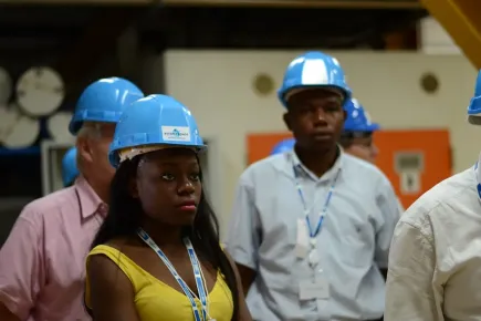 Francine Mazala y su hermano, visitando el Centro Espacial de Guayana
