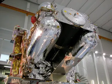 Satellite HOTBIRD 13B dans la salle blanche