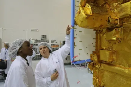 Hannah Kasule (Uganda), vencedora do prémio de cartaz dos DStv Eutelsat Star Awards 2014 visitando as salas limpas da Airbus Defence & Space (Toulouse, França)