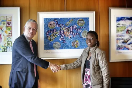 Hannah Kasule (Uganda), vencedora do cartaz dos Prémios DStv Eutelsat Star 2014 com Michel de Rosen