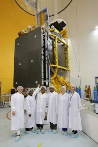 Hannah Kasule (Uganda), vencedora do prémio de cartaz dos DStv Eutelsat Star Awards 2014 visitando as salas limpas da Airbus Defence & Space (Toulouse, França)