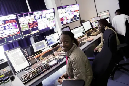 Hannah Kasule (Uganda), vencedora do prémio de poster dos DStv Eutelsat Star Awards 2014, visitando a televisão francesa FRANCE 24