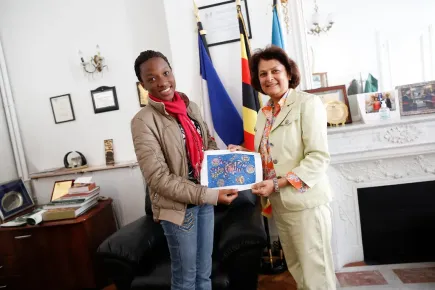 A Sua Excelência Embaixadora Nimisha Madhivani com Hannah Kasule, vencedora dos Prémios DStv Eutelsat Star, 2014