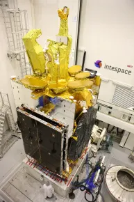 Plano cenital del satélite EUTELSAT 3B en la sala limpia