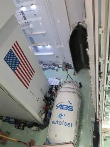 Imagen de la cofia del cohete Falcon 9 durante los preparativos del satélite EUTELSAT 115 West B para el lanzamiento en Cabo Cañaveral