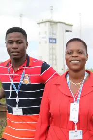 Joseph Mahiya, vencedor do prémio DStv Eutelsat Star Awards 2014, e a mãe Dija Sabiti na plataforma de lançamento Vega, Centro Espacial da Guiana (Kourou)