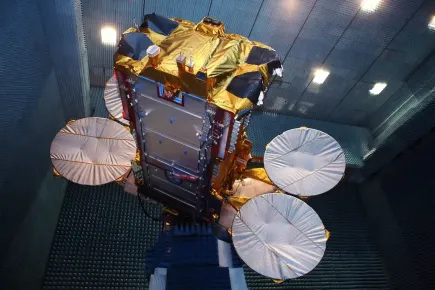 Satellite KA-SAT dans la salle blanche