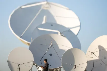 Version paysage des antennes satellites au téléport Eutelsat de Paris-Rambouillet à l'échelle humaine