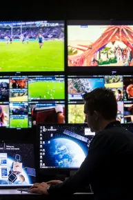 Flux vidéo en direct diffusé dans le CSC (Centre de Contrôle du Système de Communication), situé au téléport Eutelsat de Paris-Rambouillet