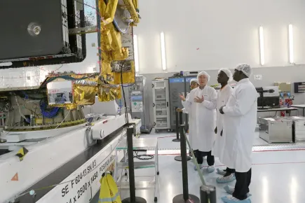 Lloyd Ossei Baffour voyant le satellite EUTELSAT 9B en cours de construction dans la salle blanche