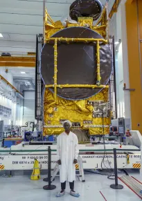 Lloyd Ossei Baffour dans la salle blanche avec le satellite EUTELSAT 9B en cours de construction