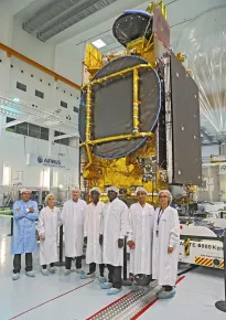 Lloyd Ossei Baffour avec les équipes d'Eutelsat et d'Airbus Defence and Space dans la salle blanche avec le satellite EUTELSAT 9B en cours de construction