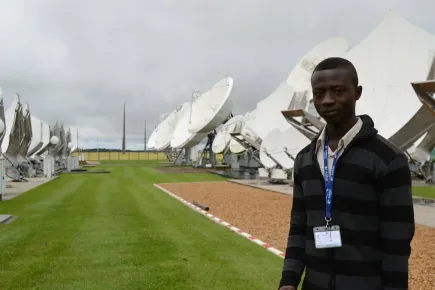 Lloyd Ossei Baffour, gagnant du poster DStv Eutelsat Star Awards 2013, au téléport Eutelsat à Rambouillet