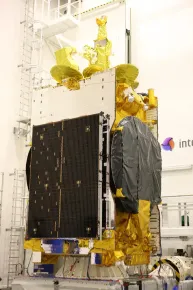 Plano en ángulo bajo del satélite EUTELSAT 3B en la sala limpia
