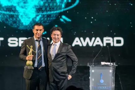 Luca Bersaglia, responsable de la programmation chez Discovery, recevant un Prix Spécial Eutelsat de Michel Azibert lors des Eutelsat TV Awards 2015