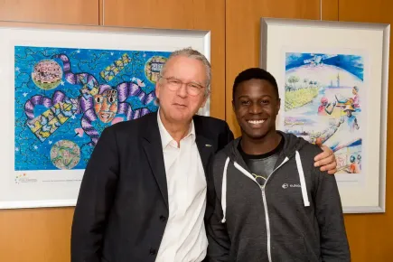 Michel de Rosen a receber Joseph Mahiya (vencedor do Prémio DStv Eutelsat Star 2014) na sede da Eutelsat em Paris