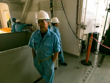 Operações para o satélite EUTELSAT 3B antes do lançamento na instalação portuária da Sea Launch