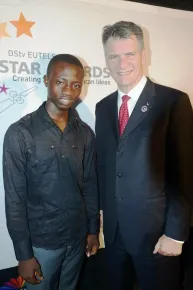 Paolo Nespoli, astronauta de la Agencia Espacial Europea, presidente del jurado de los Premios Estrella DStv Eutelsat 2013, con Lloyd Ossei Baffour (Ghana), ganador del póster 2013