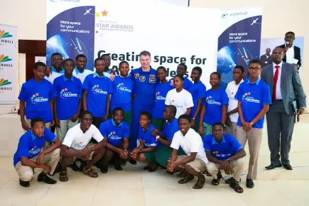 Paolo Nespoli, astronauta de la Agencia Espacial Europea, con estudiantes en Acra (Ghana)
