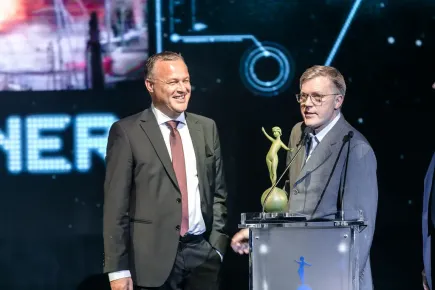 Peter Hell, auteur de Inside IS, avec Michael Kloft de Spiegel TV Wissen, remportant le prix du meilleur programme aux Eutelsat TV Awards 2015