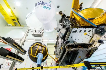 Integración de reflectores en el satélite EUTELSAT 8 West B en la sala limpia