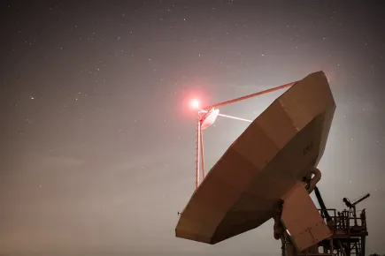 Antenne satellite communiquant la nuit au téléport de Paris-Rambouillet d'Eutelsat